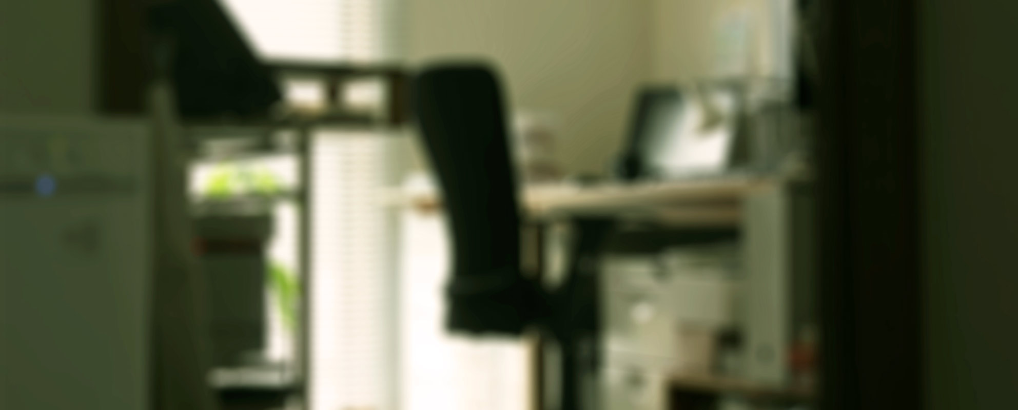 逗子のばあばの家での夏休みが始まると、僕は弟と毎日のように海に行きました。
しかし、雨で海通いお休みの日は、避けては通れない夏休みの宿題が僕を待っています。がんばって終わらせようとしますが、程なくしてお決まりのダウンです。
「なんで夏休みなのにこんなに沢山の宿題があるのだろうか？」と思いながら、畳に寝っころがって天井をぼーっと眺めていました。
そして洗濯機と扇風機の音だけが響くその部屋で僕はここに長く居たいなとよく思っていました。
そんな事を考えながら体を横にすると、その目線の先に大人が横になってすり足でやっと通れるくらいのトンネルのような入り口が目に入ります。
「そうだ、じいやんの部屋に行こう。」
重い体を起こし、別世界に行くような、その細い入り口を抜けると、そこには明るい空間が広がるんです。
じいやんは母の兄で家で印刷業をしていました。今でいうフリーランスです。
部屋に入ると活版インクの匂いと沢山の金属の文字、大きな窓にはグリーンのブラインドに漫画家が使うような巨大な木の机にスタンドランプ。
机の上にはガリ版と先端が尖った金属の鉛筆のような物や、ペン、書類棚など沢山の道具が置かれています。そして、机の真ん中で一人で作業している、じいやんの背中が見えます。
僕は子供ながらに遠慮しながらじいやんに声をかけます。じいやんはクラークケントを少し小さくした感じで、僕と同じ天然パーマでいつもメガネをしています。
「紙かな？」
じいやんのこの言葉はなぜか、今でもはっきりと覚えています。
逗子の家の滞在時にもあまり沢山話した記憶はなく、じいやんはいつも無口だったからなのかもしれません。
僕はじいやんの部屋に行って紙をもらうのが、何故だかいつもドキドキしましたが好きでした。
あの頃は一枚の紙は藁半紙が普通で白い紙はあまりなく、そのつるつるした紙の上でじいやんから借りた尖った鉛筆で絵を描くのです。
じいやんはお昼休み以外ほとんど会うことが無かったくらい仕事をしていた記憶があります。なので僕も子供ながらに気を使ってこの部屋には夏の滞在では数回しか入った記憶がありません。
今思うと、玄関に入ると鉄でできた大きな裁断機があったのは、印刷業だったからなんだと思います。いつもは玄関に鎮座する静かな巨大な鉄の塊は手をのせると、とても冷たくツルツルしていて、しかし、一度だけ見た沢山の紙がハンドルを回すと、「ズシャ」と、いとも簡単に綺麗に切れるの見た時には、これは今後は触らないようにしようと子供ながらに思ったのを覚えています。
今思うと、デザインの仕事をしている僕にとってはあれは夢のような空間だったなと思います。
僕は今でも目をつぶるとしっかりと覚えているこの逗子の家が大好きです。
つづく　